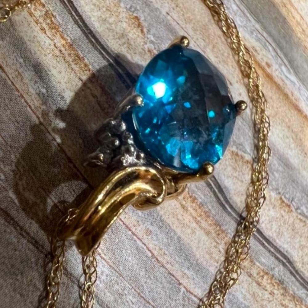 Vintage Solid 10K Gold Swiss Blue Topaz & Diamond Pendant on 18 inch 10K Chain - Picture 15 of 17